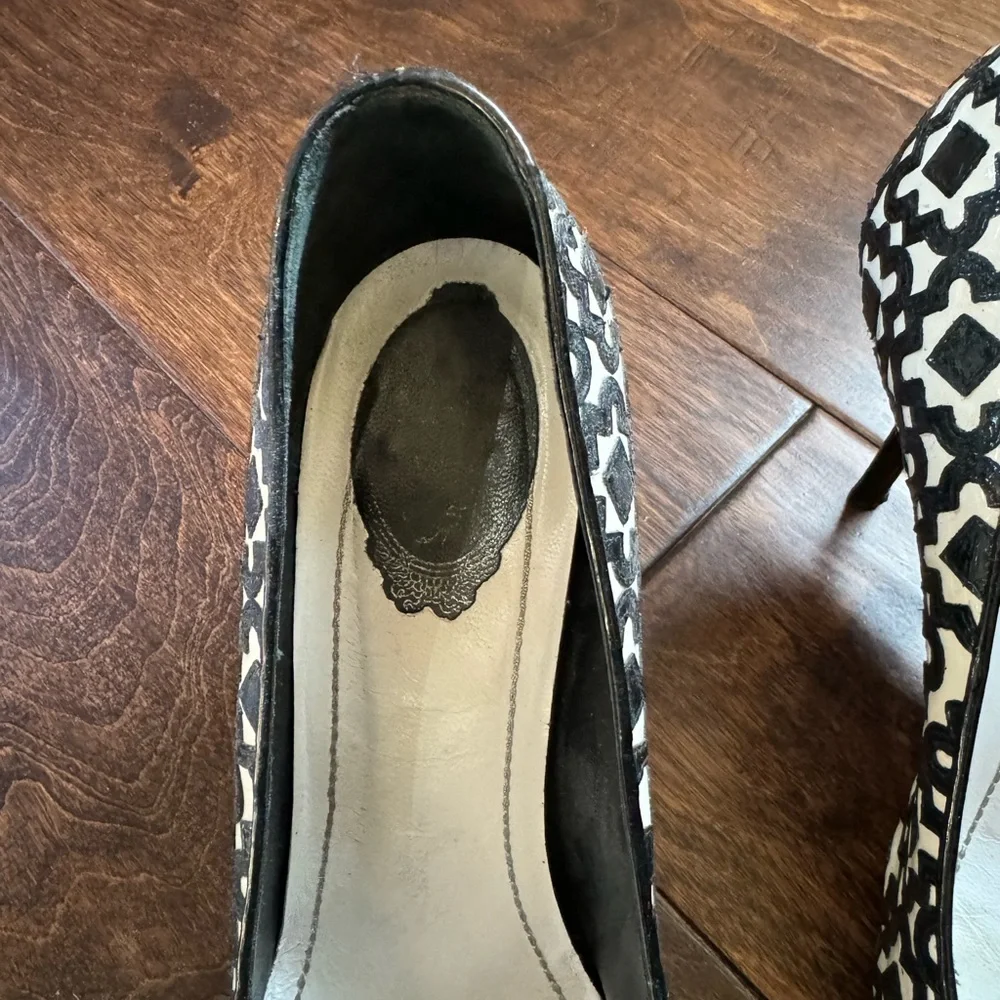 Rene Caovilla White and Black Geometric Print Pumps 40 - Picture 8 of 10